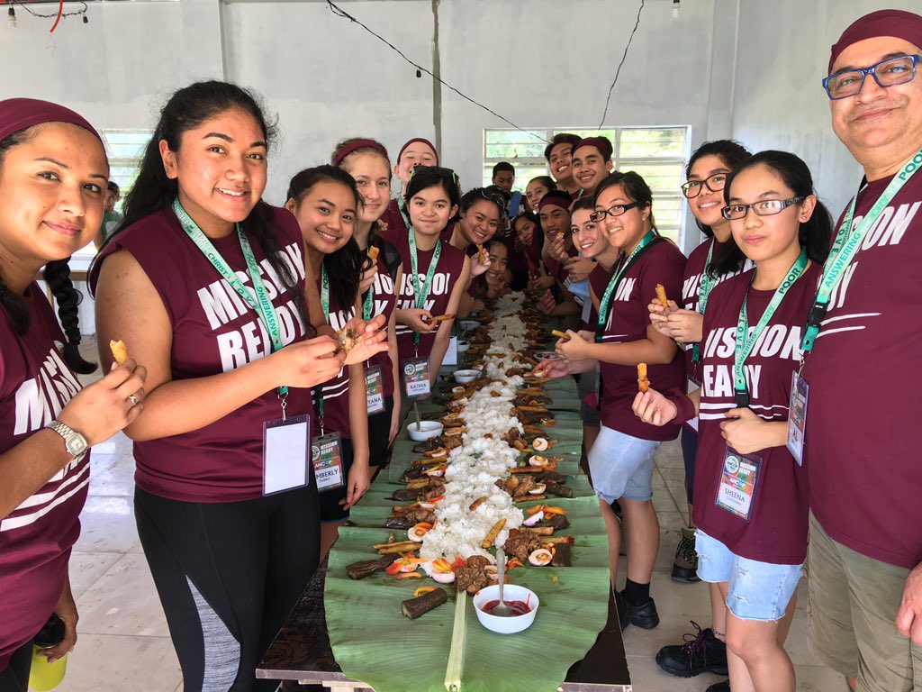 MikeCLeadership's tweet image. Eating utensils 🍴 are overrated! #PH2016 Thank You ANCOP OLB San Mateo community for preparing our #BoodleFeast #Boodle-fight lunch