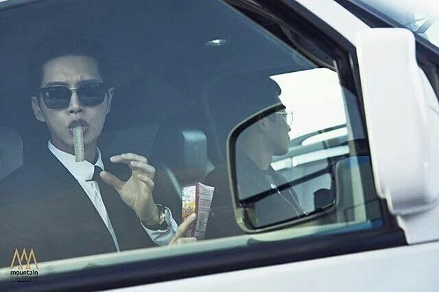 C1HM5NjWQAArWbv.jpg:large