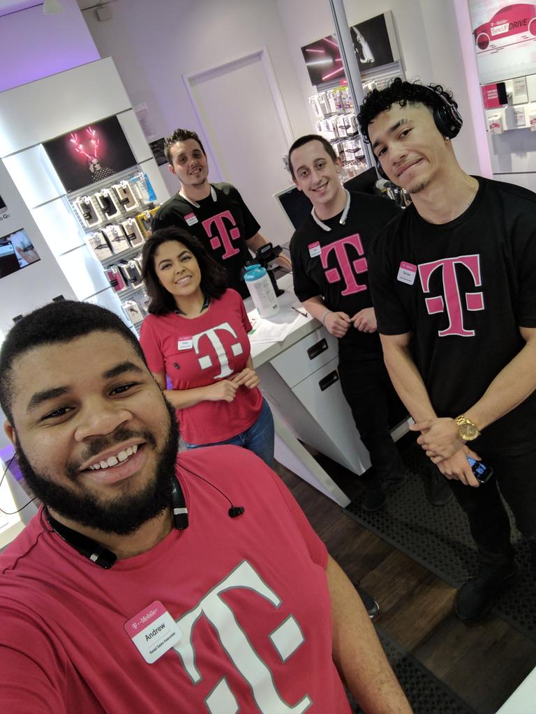 jaketech92's tweet photo. another day another dollar! let's kill this Sunday! 🤘🤘🤘 @JoeyyyyFoleyyyy @M1_Joseph @KarlaPedroza13 #mobileonellc https://t.co/5ESyLWd9Wp