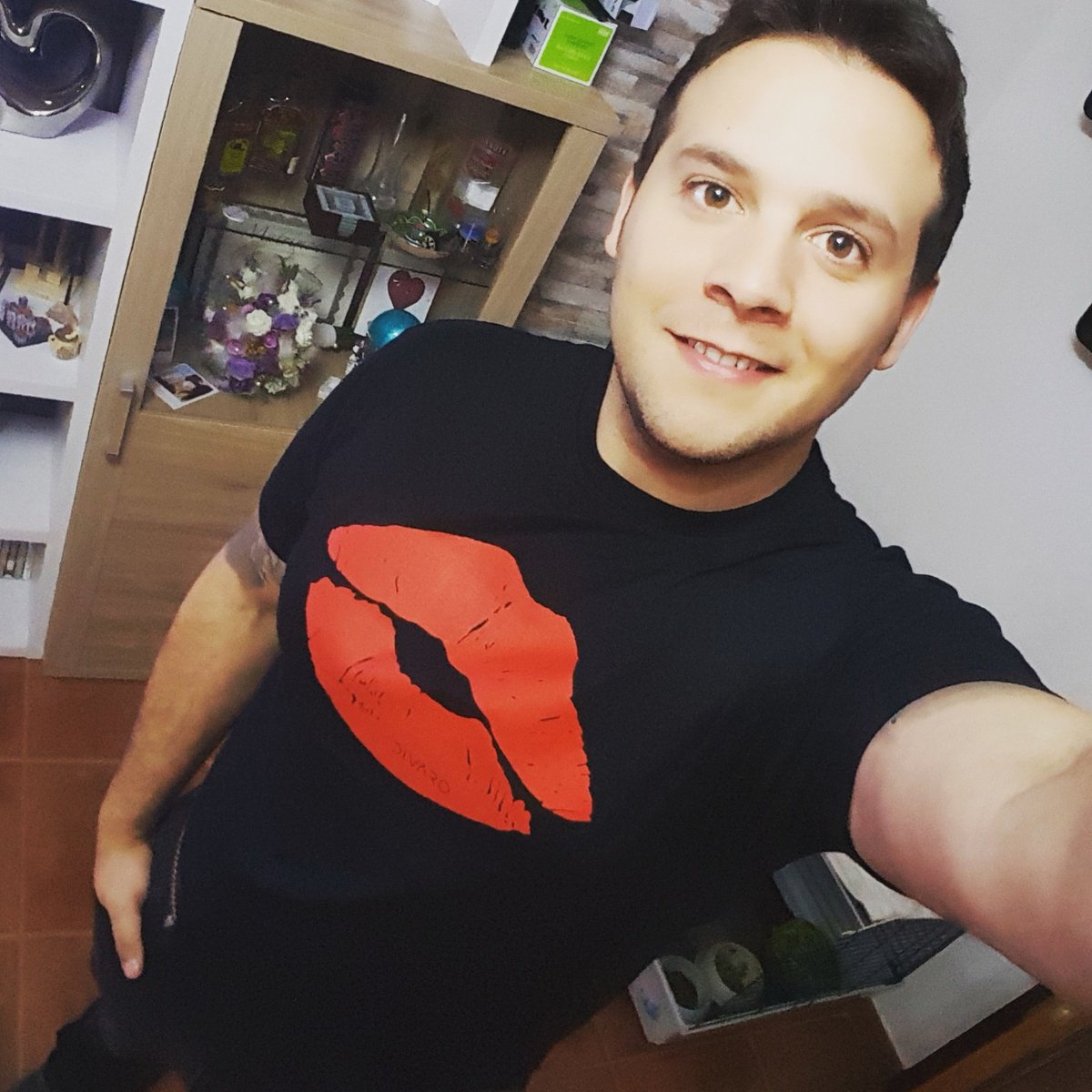 juanluisbasauri's tweet photo. Que bien queda la camiseta del Beso de  @ruthbasauri  de @DivaroShop !!! Super contento!!!😄😄😄😄 https://t.co/ggNq5c20sH