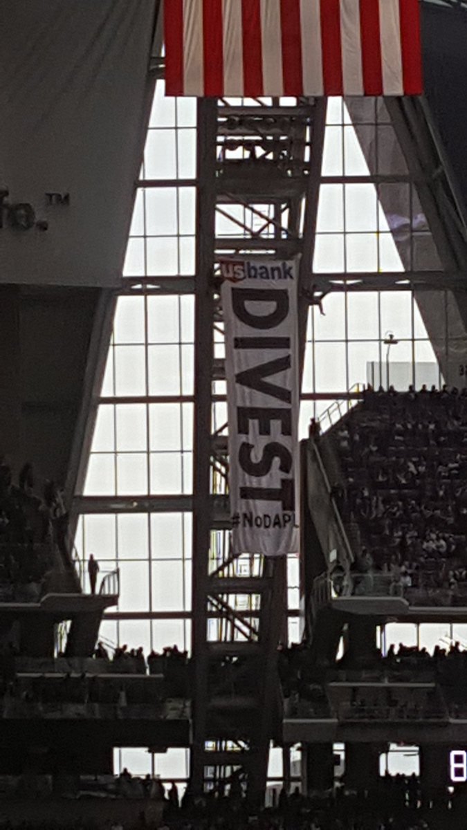 tallcdog's tweet photo. Hanging a banner isn't going to sway anyone's opinion. Have fun being arrested #NoDAPL https://t.co/YVn59mzv53