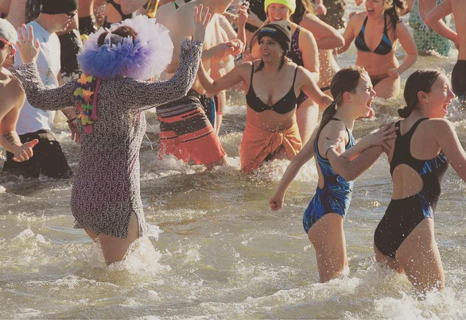 BucketListTO's tweet image. Record turnout for the Polar Bear Dip - and @BucketListTO was there! #DareToDip #Toronto #HabitatForHumanity #BucketList