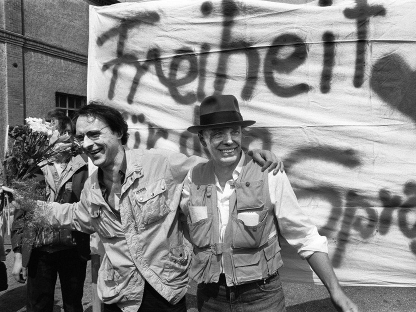 GRAFFITI HISTORY. 1984:HARALD NAEGELI (links) wird trotz Protesten an die Schweiz ausgeliefert. Joseph Beuys (rechts) unterstützt ihn.