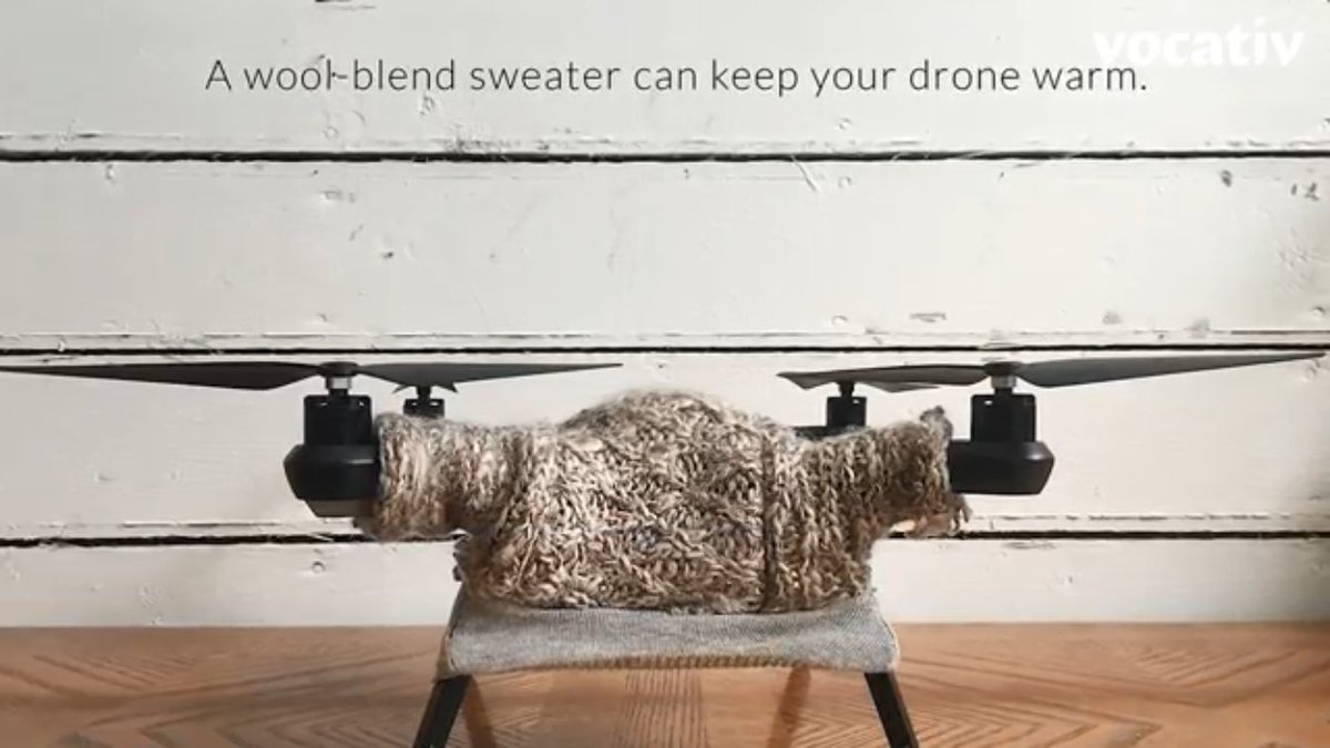 Con el frío que estamos teniendo la broma de poner jerséis a los #drones han acabado mejorando sus baterías. ¡COOL!  infodron.es/id/2016/12/29/…