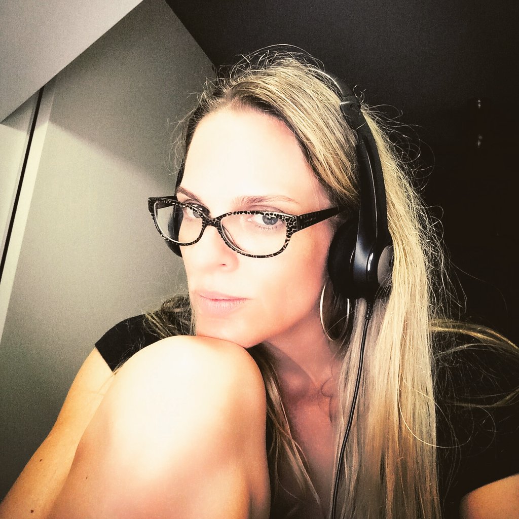 MelissaKCraig's tweet photo. Up and at it early... #Music on and #writing. #Bellibone https://t.co/uRmNvMdgjG