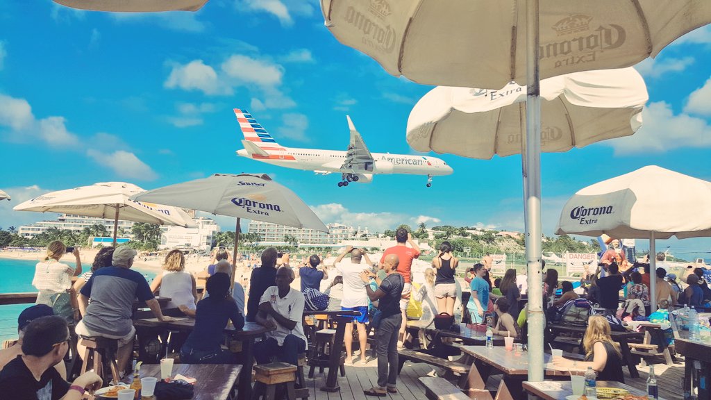 Dmaurhoff's tweet photo. What a great view watching @AmericanAir landing in St. Marteen today! #SXM #AA #112017 https://t.co/8L1WUsoSaI