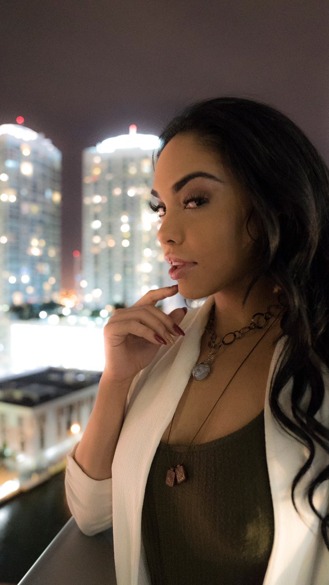 ChokeAddiction's tweet image. @Bookselenaxxx Looking Ravishing in her Choker No.3 in #miami Get yours at chokeaddiction.com #chokers #charity #fashion #necklaces