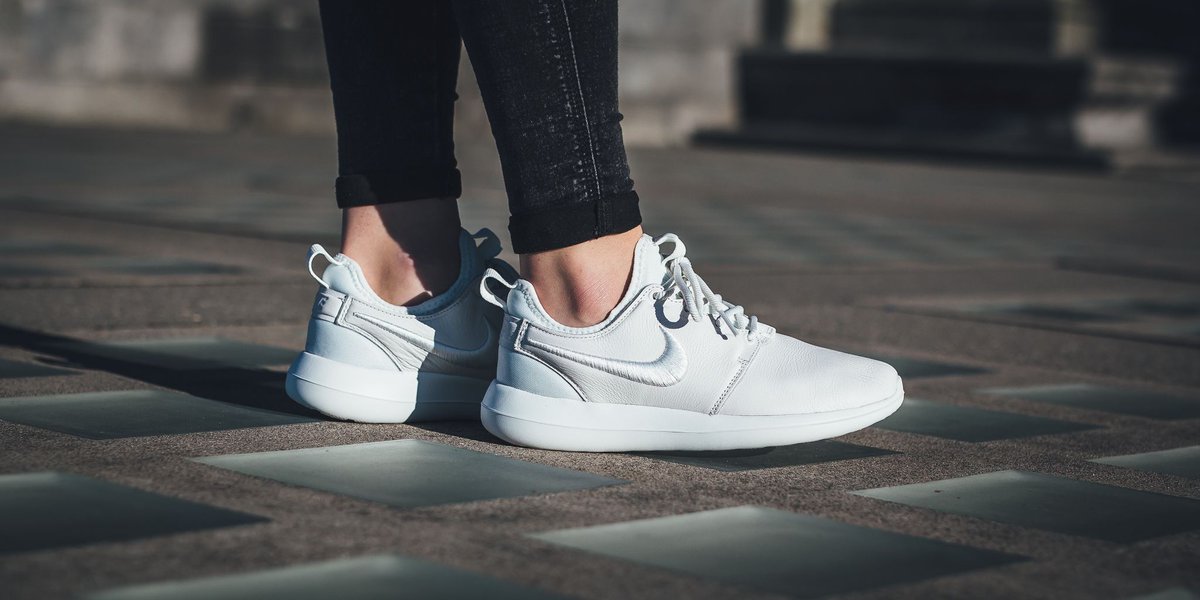 Nike Sportswear ROSHE TWO SI Joggesko black/ivory.no