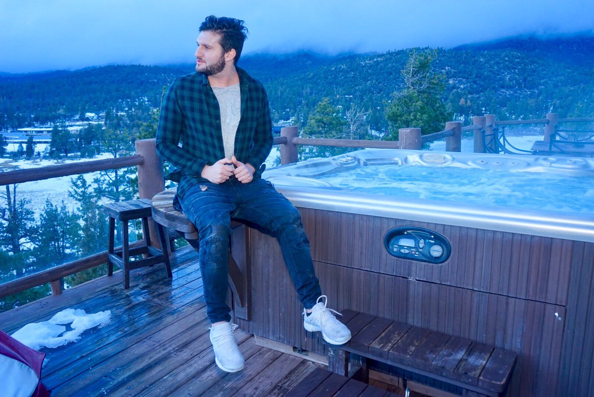 jayke_music's tweet image. Happy New Year! Jacuzzi Time ❄️❄️ #NYE2017