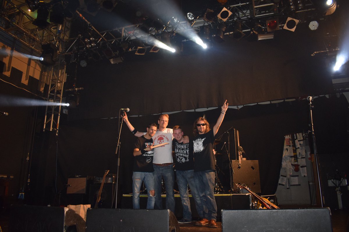aliceinchainsuk's tweet photo. Hey Chains fans, Happy New Year tidings, excited for a Grunge filled 2017! #grunge #aic #croyattle #firsttweet @TheGrungeScene @O2Islington https://t.co/eWx2JwSO3R