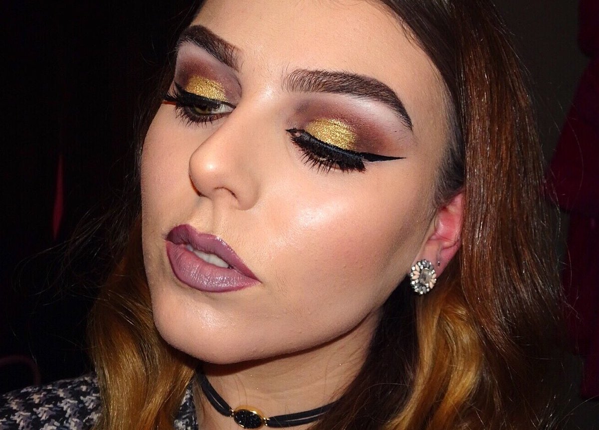 victoriaasenior's tweet photo. Ending the year as glowwwy as ever @MorpheBrushes #35o and @BarryMCosmetics #dazzledust all the wayβ¨β¨β¨ https://t.co/xOI2Blp1e0