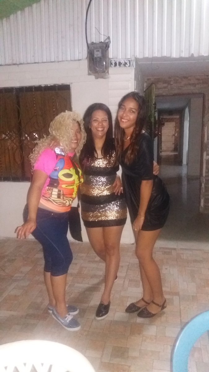 mafpachecot's tweet photo. mi mamá si cumplió con eso de "mi mejor amiga será la tía loca de mis hijos" 😂💟 #mitiauniversal #laqmehaceel2 #lamascool https://t.co/dtrWn02swC