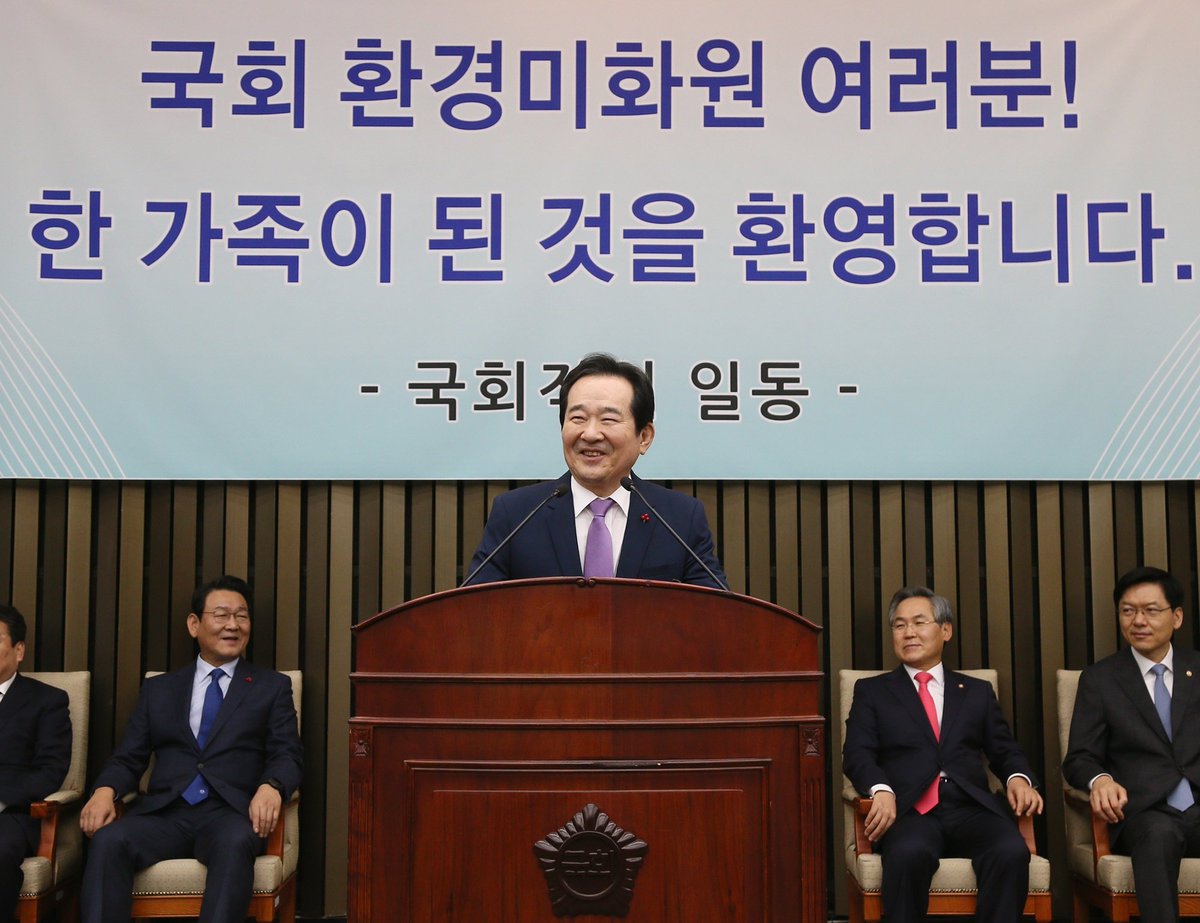 sk0926's tweet photo. 국회청소근로자들의 목에 신분증을 걸어주었습니다. 정부가 반대했지만 옳은 일이기 때문에 꼭 지키려 노력했고 좋은 결과나 나와 저도 큰 보람을 느낍니다. 대한민국이 더불어 행복한 나라가 되길 바랍니다. 
더보기 https://t.co/wPiSfcrsPo https://t.co/hVh06qPRCH