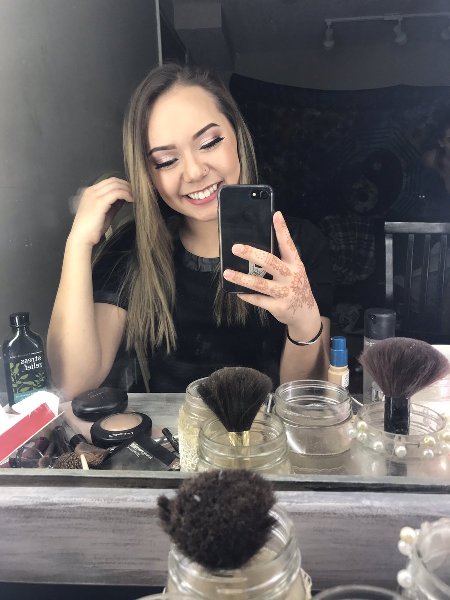 daijasky's tweet photo. a few pics bc makeup was on 10 https://t.co/698EJfRRiD