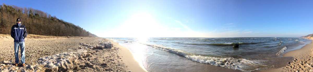EmilyMartin989's tweet photo. Started 2017 with an icy beach trip with my best friend #LakeMichigan #131Days #WeddingCountdown https://t.co/n4MQ899Y7J