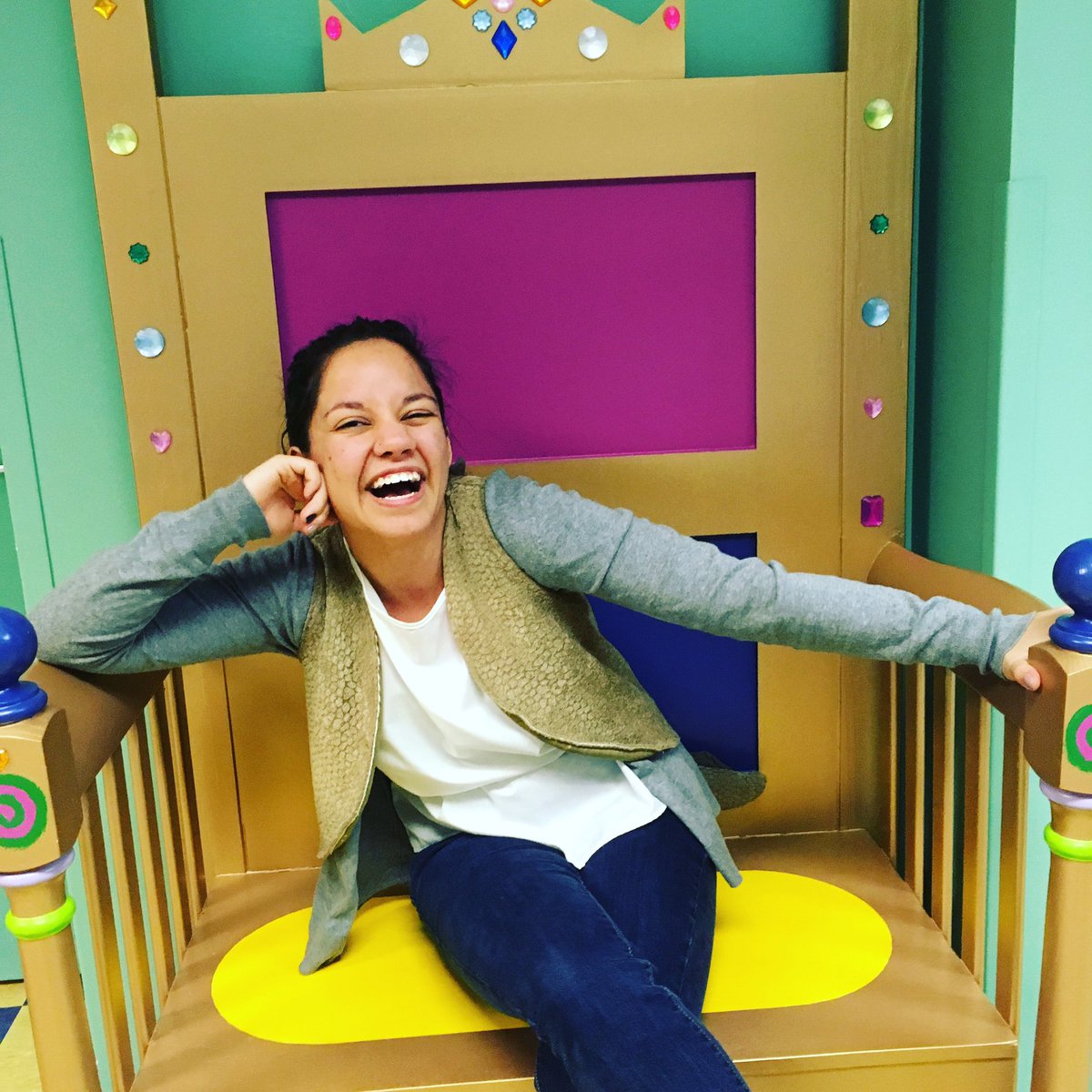 hannah_shuler's tweet photo. Because the best way to ring in the new year is in a dinosaur vest while you sit on your throne. 👑#PterodactylPrincess #MakingMemories2017 https://t.co/ihLMzeU1OY
