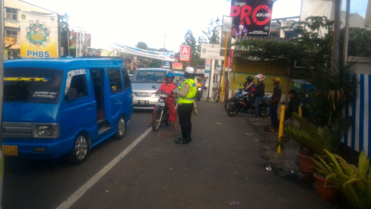 infopuncakcom's tweet photo. 07.44 Situasi arus lalin pasar cisarua kedua arah padat, tetap tertib didalam antrian #RTMCjabar https://t.co/KnG1tFAPCc