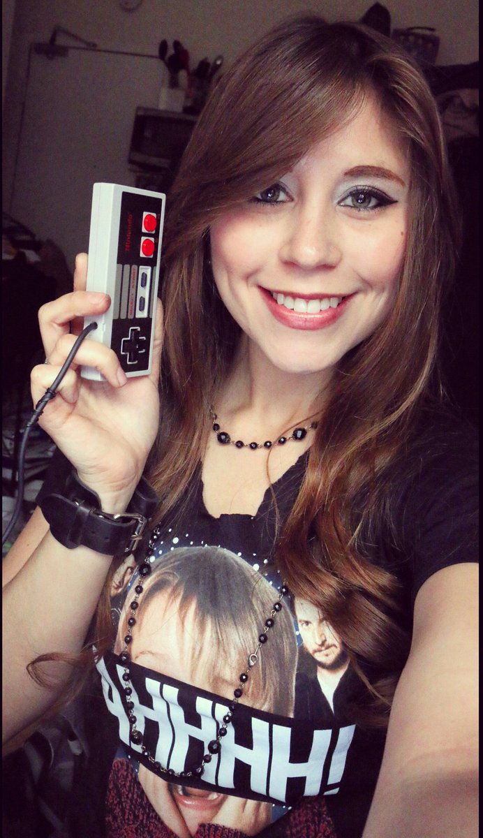 itzmoe's tweet photo. #CountdownTo31 has begun! #BirthdayWeek Treat 4 Day 1: Finally try out my #NESmini while wearing a shirt of my fave Xmas movie, #HomeAlone! https://t.co/4yyGMcZr6z