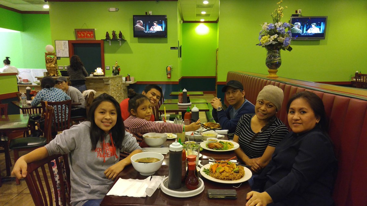 OkiAli1's tweet photo. New Years day dinner at #phosate w/Des &amp; the kids. https://t.co/jWfkWsCiQB