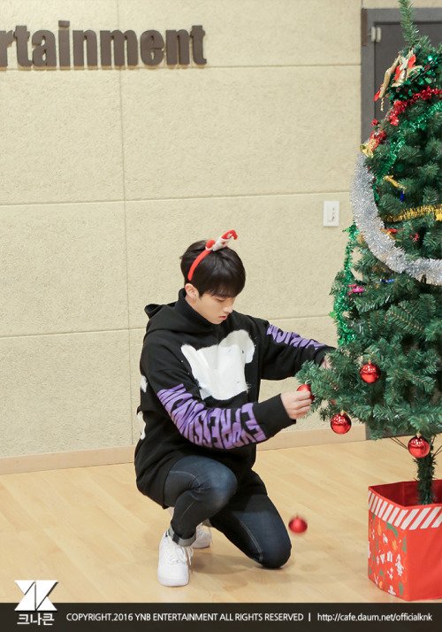 Spain_KNK's tweet photo. Algunas fotos de KNK en Navidad 2 ~

Cr: YNB Entertainment https://t.co/gFHjZPPLor