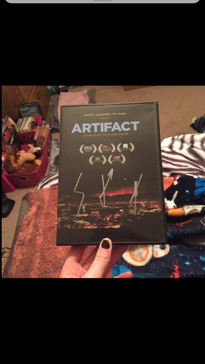 #MarsisComing Watching my new DVD ❤️ <a href="/30SECONDSTOMARS/">THIRTY SECONDS TO MARS</a> <a href="/ArtifactTheFilm/">ARTIFACT</a> <a href="/MARSStore/">THE MARS STORE.</a> ⬆️☦️