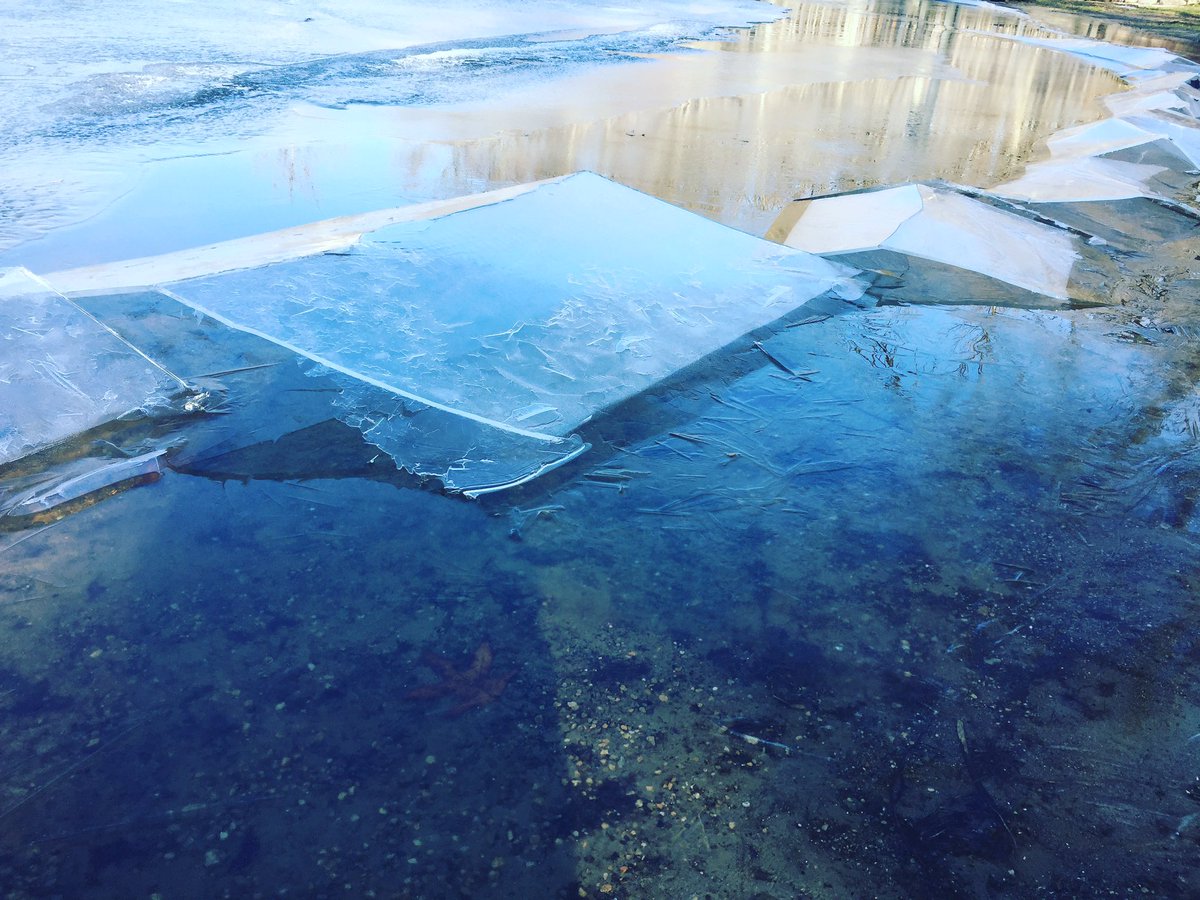 2melanielynn's tweet photo. Ice on the lake at Chain O Lakes State Park! #happynewyear #firstdayhike2017 #chainolakesstatepark https://t.co/LGXNsUbW86