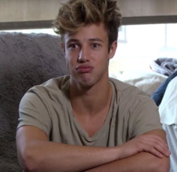 BELIEBERATT's tweet image. #firstdayof2017 watching #ChasingCameronOnNetflix aaaaaalllll day I låååååffeeee u @camerondallas 💜