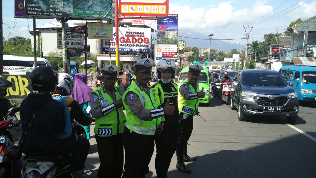 infopuncakcom's tweet photo. 09.40 Saat ini Jalur puncak terbuka satu arah menuju Cianjur, #RTMCjabar https://t.co/O1016xDugR