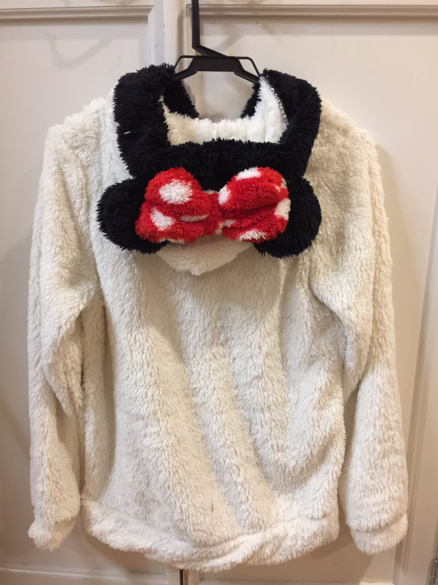 工藤星奈 昨日は しまむらでディズニー福袋買ってもらったよ 中身は ミニーちゃんの耳とリボンついてる白いもふもふパーカー 赤くて 胸元のポケットにミキミニが入ってるようなデザインのトレーナー 紺色で ミッキーと ミッキーの