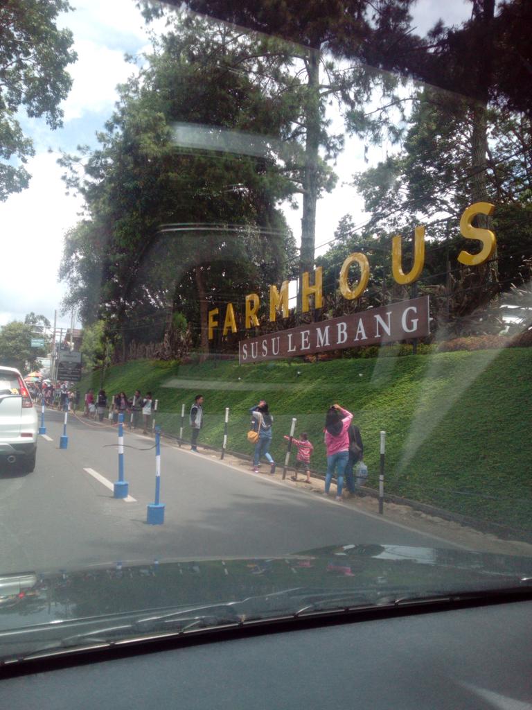 Arah lembang  macet banget mulai terminal ledeng sampai tempat wisata Farm House