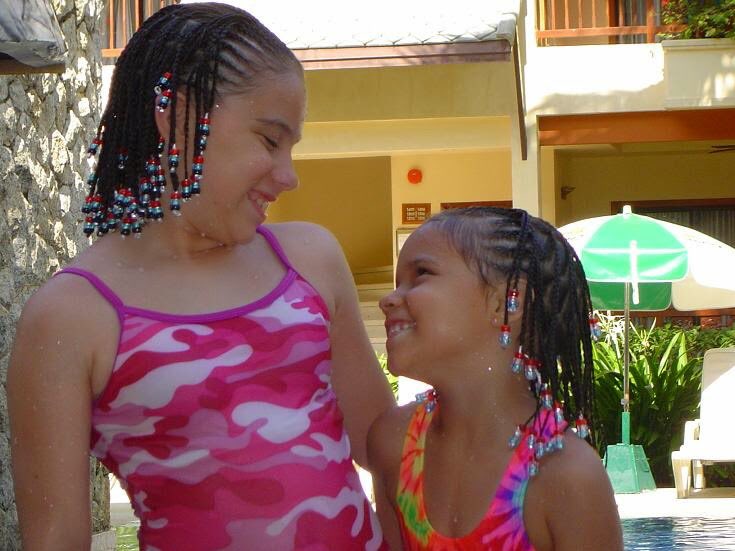 タイでビーチに行くと必ずと言っていいほど浜辺を歩いてくる三つ編み屋？のおばさんにこの髪型にしてもらっていた。(少なめに20本 とかのときもあった)ビーズの色を指定できるのが嬉しかったな。先々月にかわいいポニービーズを買ったのにまだ編んでいない。 ゴールドヘアタイ3本。