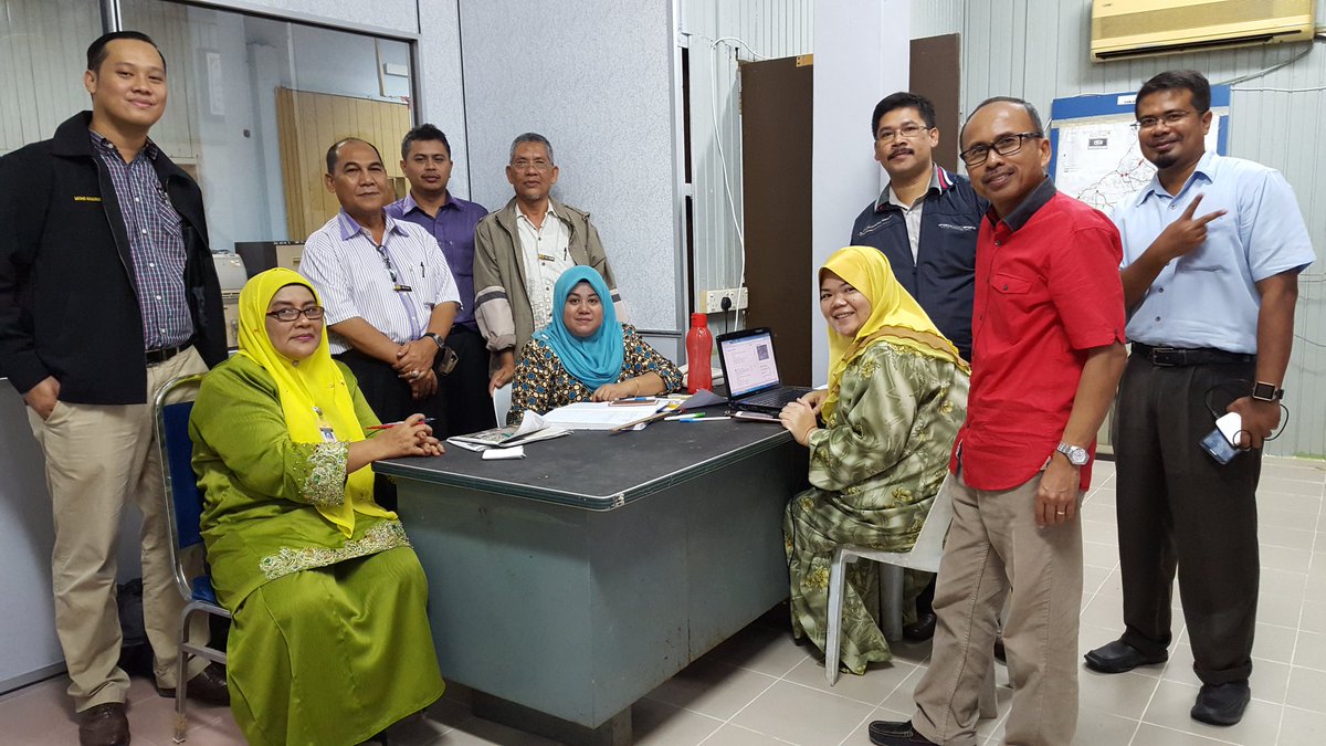 RoslanMdTaha's tweet photo. Berkesempatan singgah di Bilik Gerakan Banjir @JKR_PASIR_MAS 3 jln FT03, FT196 &amp; FT260 dtutup kpd semua kenderaan.Hujan x henti hampir 3hari https://t.co/eQi3K3r02c