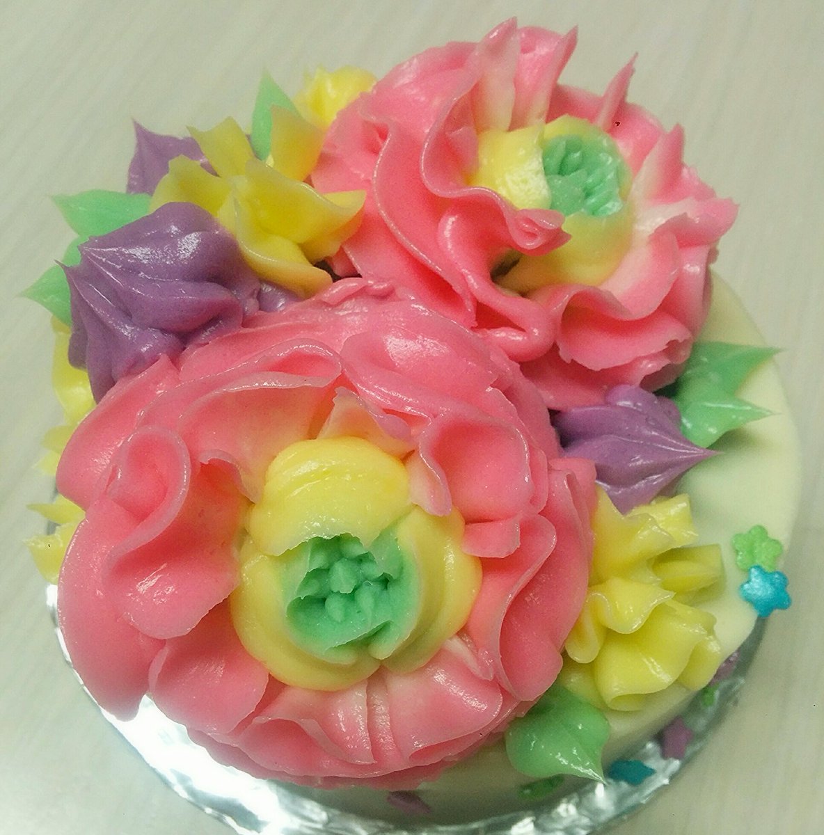 ShareNbake's tweet photo. #italianmeringue #buttercreamflowers using #russiantips on #Caribbean #blackcake 
https://t.co/RgEi9XBgOt https://t.co/VTCvrp3cZJ