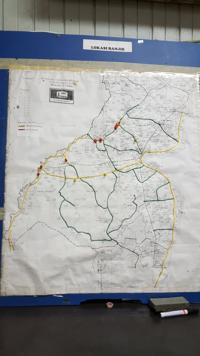 RoslanMdTaha's tweet photo. Berkesempatan singgah di Bilik Gerakan Banjir @JKR_PASIR_MAS 3 jln FT03, FT196 &amp; FT260 dtutup kpd semua kenderaan.Hujan x henti hampir 3hari https://t.co/eQi3K3r02c
