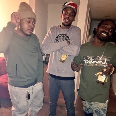 QUEST_LxVE's tweet photo. 2 years in ah row bringing in da New Year wit Gang Gang ,, but dis 10 year shit rite here #FreeMunchie https://t.co/lCXIORaUBH