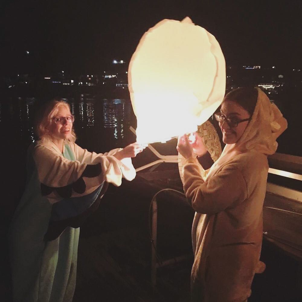 leahroseFTW's tweet photo. Happy new year! #kigurumi and #chineselanterns and Kells and me! .
.
#seattle #nye #nerdgi… https://t.co/J7vkrR73Qt https://t.co/dOVvJdnBGX