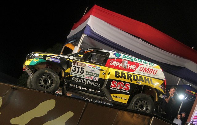 El Renault #DusterDakar Team está en carrera: te contamos cómo fue la largada simbólica en Paraguay! #Dakar2017 renaultsport.com.ar/ampliar_notici…