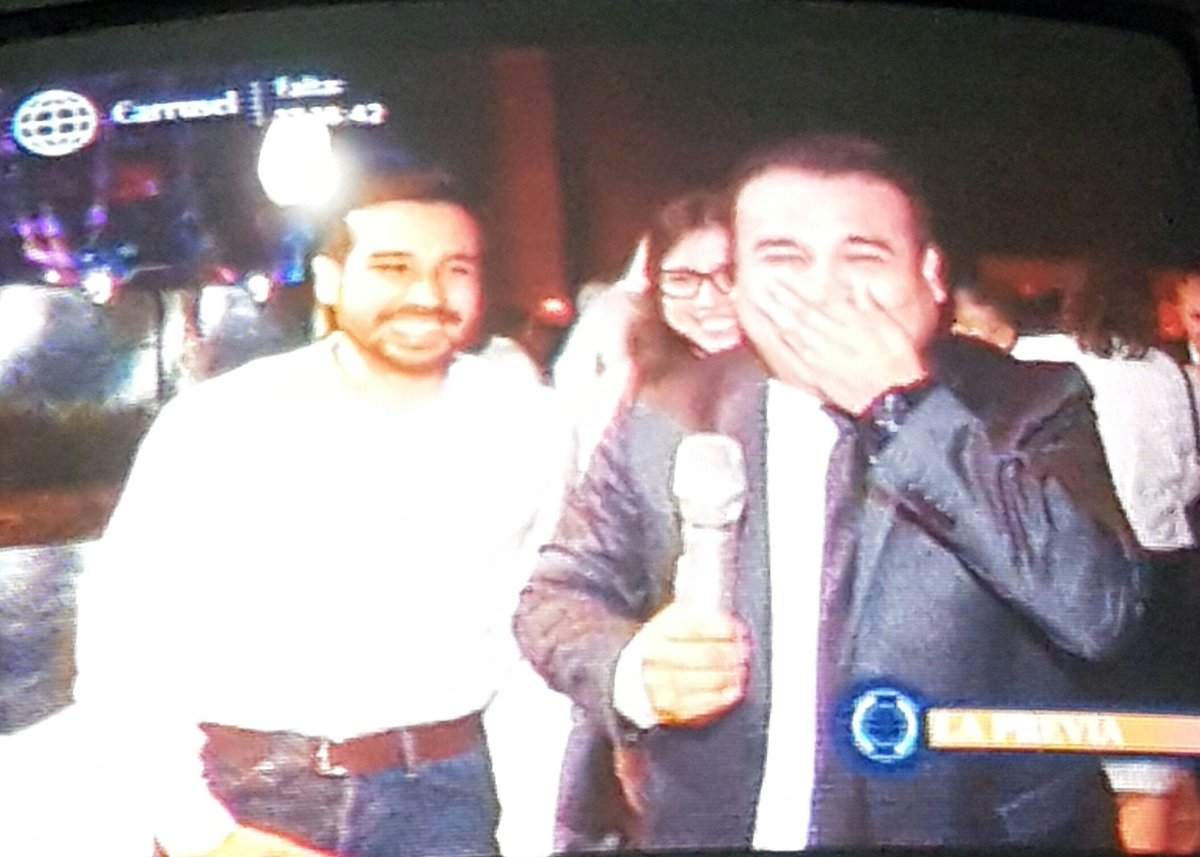 LeonardoPelluca's tweet photo. Jajajajajajajaja @jcorderique
Animando a la gente #PreVenta2017 en @americatv_peru
Me he reído con los chistes malos 😂😂 https://t.co/6wJ3j1rMQC
