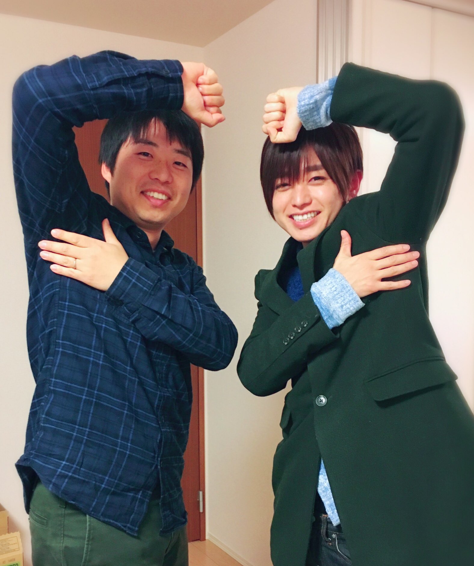 Twitter 上的 飯田俊樹 トシキ 中 高の親友とパチリ 昨年結婚した彼 御祝いを渡しに この変なポーズ は 当時僕たちの中で流行っていた 脇を見せ合う というワケわからないやつ 笑 結婚式の時もこのポーズを親友2人が僕に向けてやってきて 正直対応に困っ