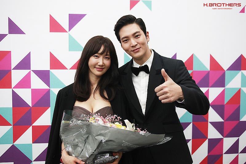 JWTHFC's tweet photo. [Backstage] 2016 SBS Drama Awards
จูวอนกับนักแสดงร่วมค่าย
เปิดเหม่งแล้วหล่อจริงๆ 👍👍👍
Source: https://t.co/Bya7tBNqSz
#JooWon #주원 #2016SAF https://t.co/ZmLTxht7g7