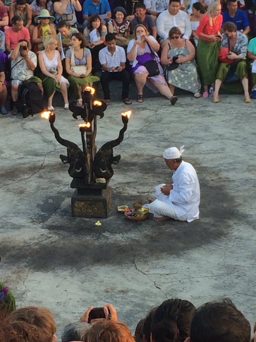 ioNesr's tweet photo. Ritual persiapan tari kecak https://t.co/kUQG8UiEyr