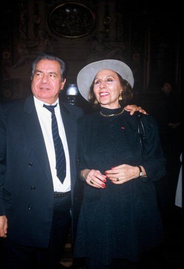 AliceSapritch's tweet photo. Michel Galabru reçoit la médaille Vermeil (récompensant 30 ans de travail), ici avec Alice Sapritch, en 1988. @GalabruFan https://t.co/pGbg4N7jDv