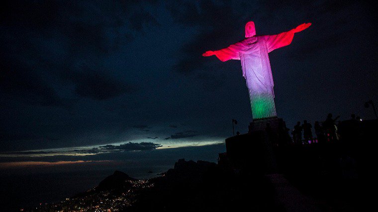 The Christ statue in #Rio de Janeiro was lit in #Hungarian colors on the 100th anniversary of crowning Charles IV Hungarian king.