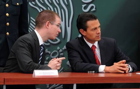 Don_Guajo's tweet photo. Más que un organismo #político, el #PAN ha sido un oferente de glúteos callejeros. https://t.co/atct3vldV6