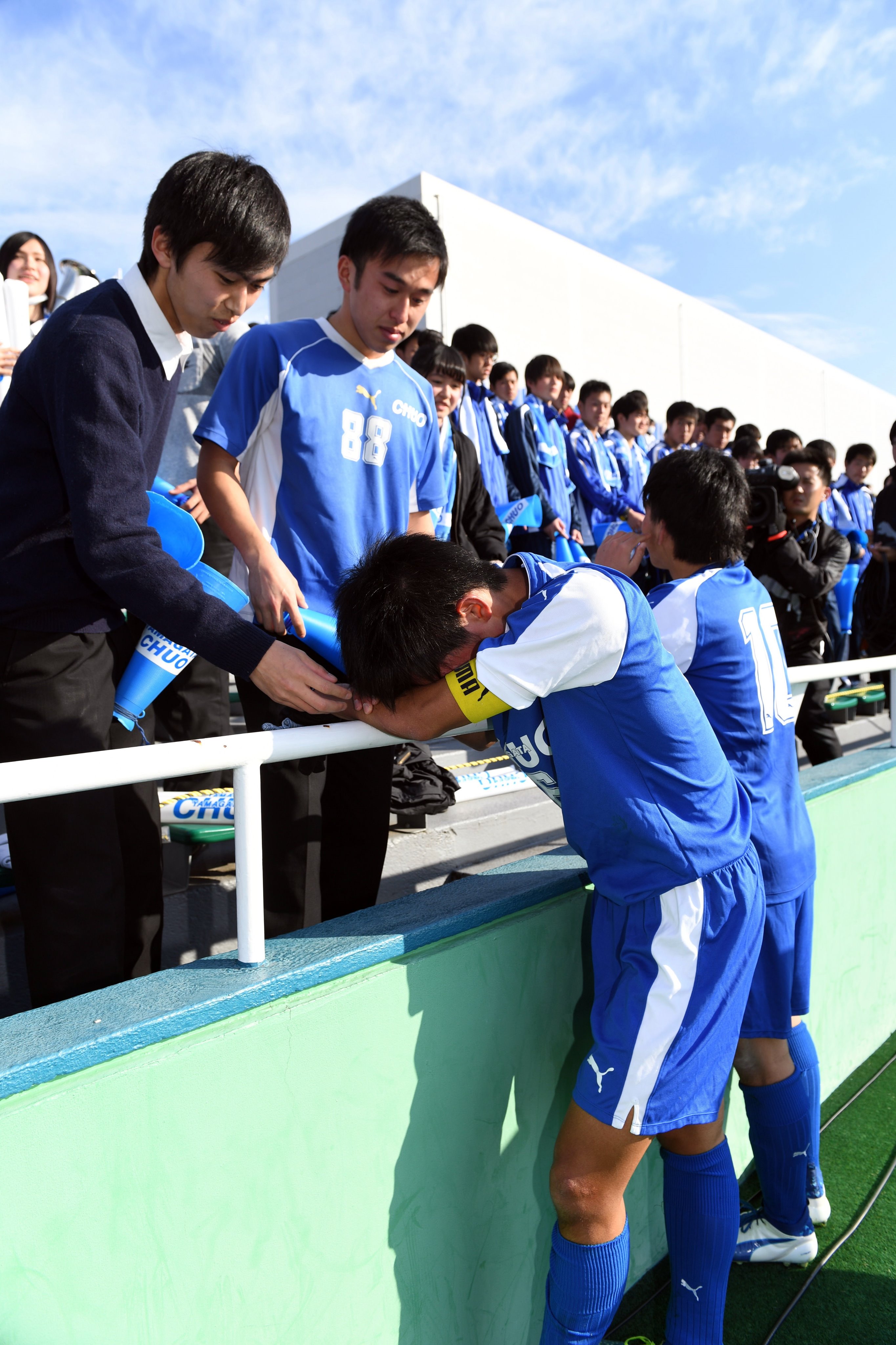 Twitter 上的 日刊スポーツ新聞社東北取材班 全国高校サッカー２回戦で 山形中央は一条 奈良 に０ １で惜敗 前半35分に失点し その後 反撃を試みましたが その１点に泣きました 全国高校サッカー選手権大会 山形中央 T Co Xddp0vcnvr Twitter