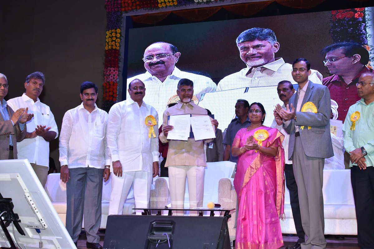 AP_SCCC's tweet photo. #NEWYEAR2017 #CELEBRATIONS Hon'ble #CM #NCBN with #Children and #Arogya #Raksha https://t.co/4GkPUmVjkx