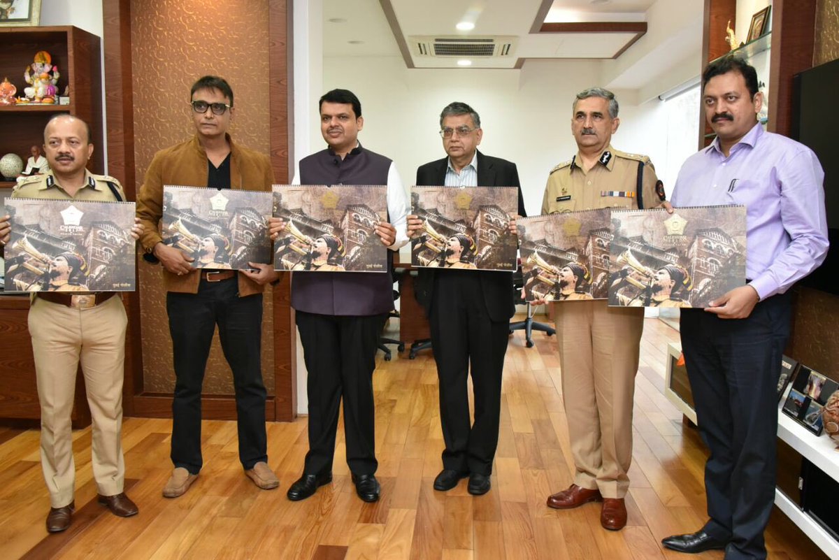 CM <a href="/Dev_Fadnavis/">Devendra Fadnavis</a> released <a href="/MumbaiPolice/">मुंबई पोलीस Mumbai Police</a> calendar this morning.
ACS Home, <a href="/CPMumbaiPolice/">Commissioner of Police, Greater Mumbai</a> , <a href="/DevenBhartiIPS/">Deven Bharti 🇮🇳</a> &amp; senior officials were present.