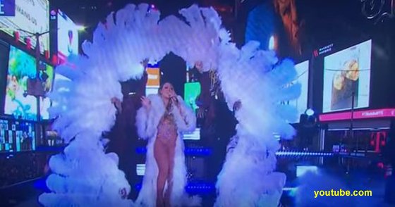 KhanManahal's tweet photo. #HappyNewYear2017 #newyeareve #singerMariah Fingers Point After American singer Mariah Carey’s New Year’s Eve… https://t.co/6fTb8Pufbk https://t.co/XGifaQ3x44