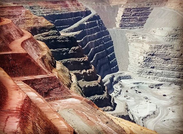 KBVisitorCentre's tweet photo. The amazing patterns of the #superpit #mine #opencastmine #kcgmsuperpit #superpit #kalgoorlie #westernaustralia 📷: @davidjelliott https://t.co/YAiUerlrDw