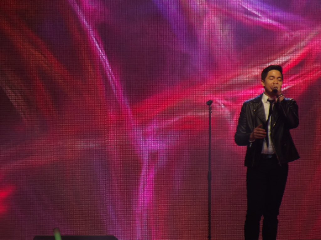 AldensNavy's tweet photo. My photo on his first concert, AldenVasion ☺️ #AldenAt25 https://t.co/eBlARW3FyG